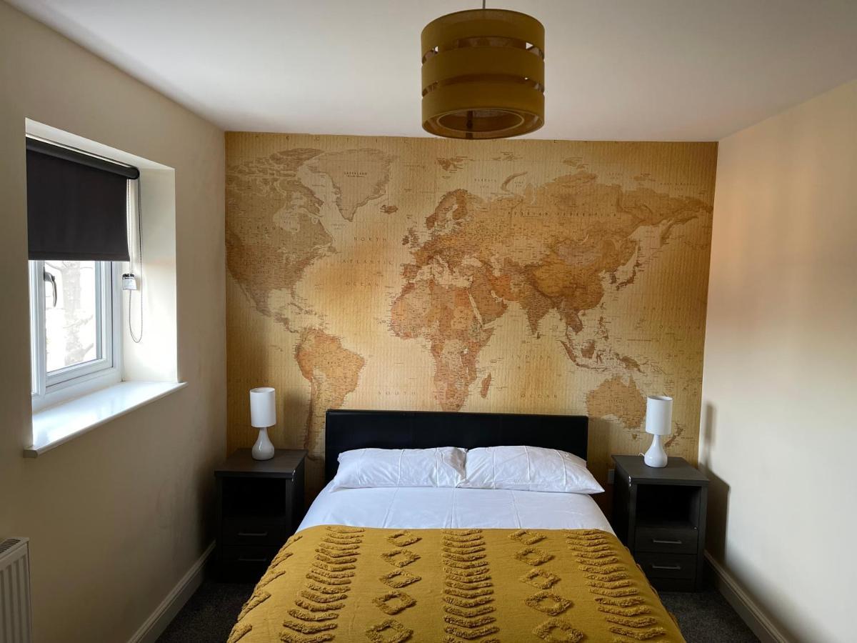 Cheerful 3 Bedroom Town House With Hot Tub - Blackpool — Photos 3
