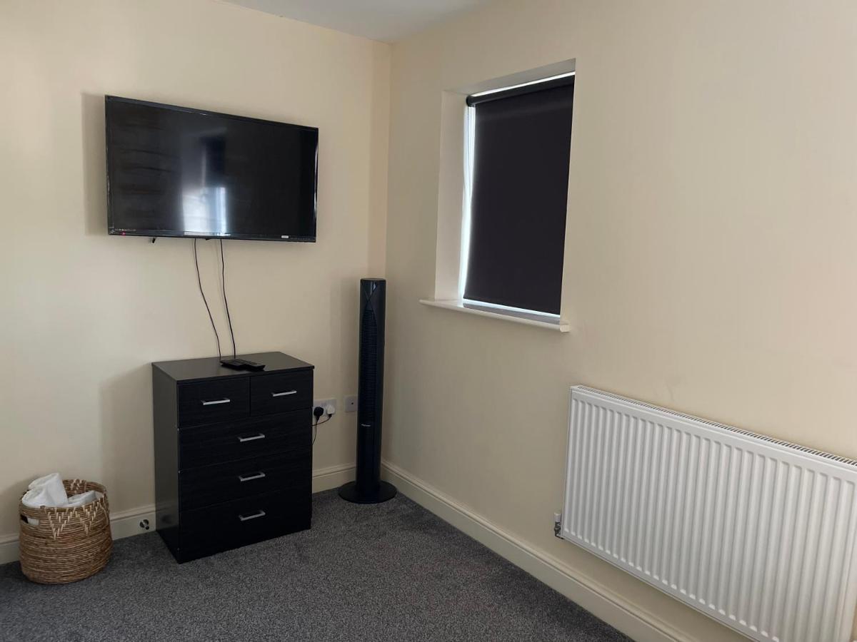 Cheerful 3 Bedroom Town House With Hot Tub - Blackpool — Photos 2