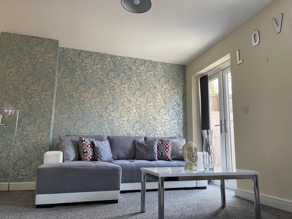 Cheerful 3 Bedroom Town House With Hot Tub - Blackpool, Blackpool