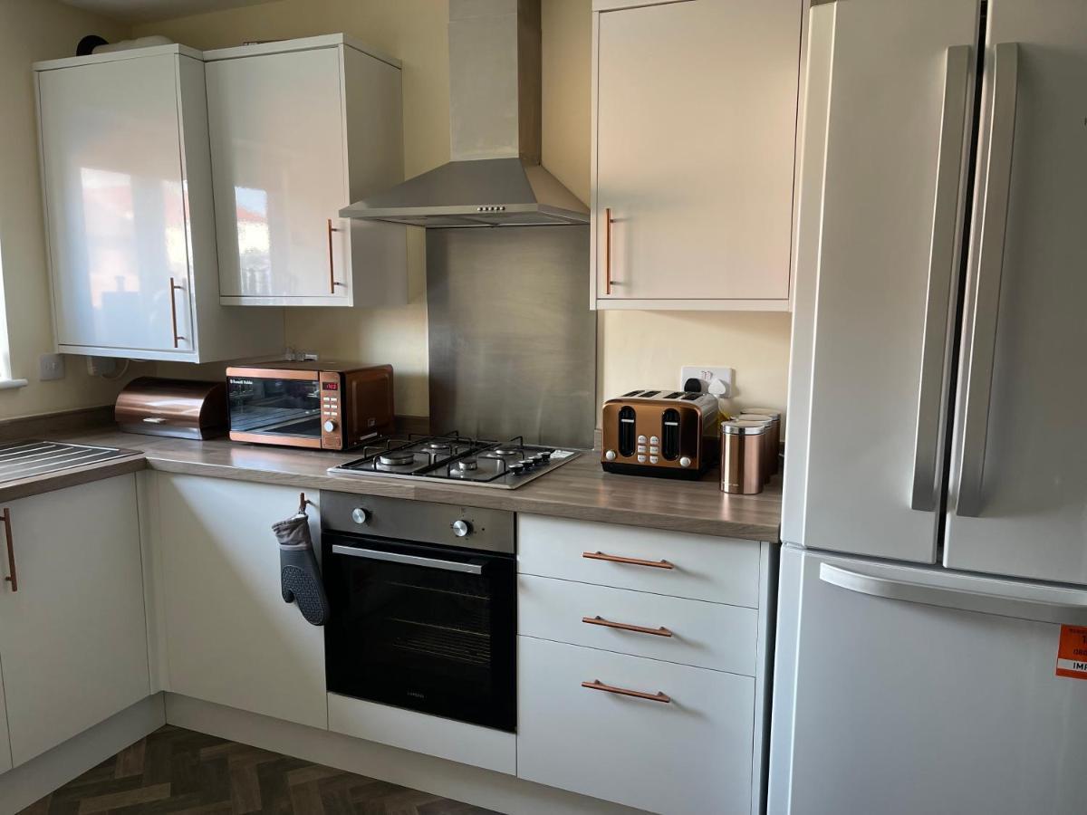Cheerful 3 Bedroom Town House With Hot Tub - Blackpool — Photos 1